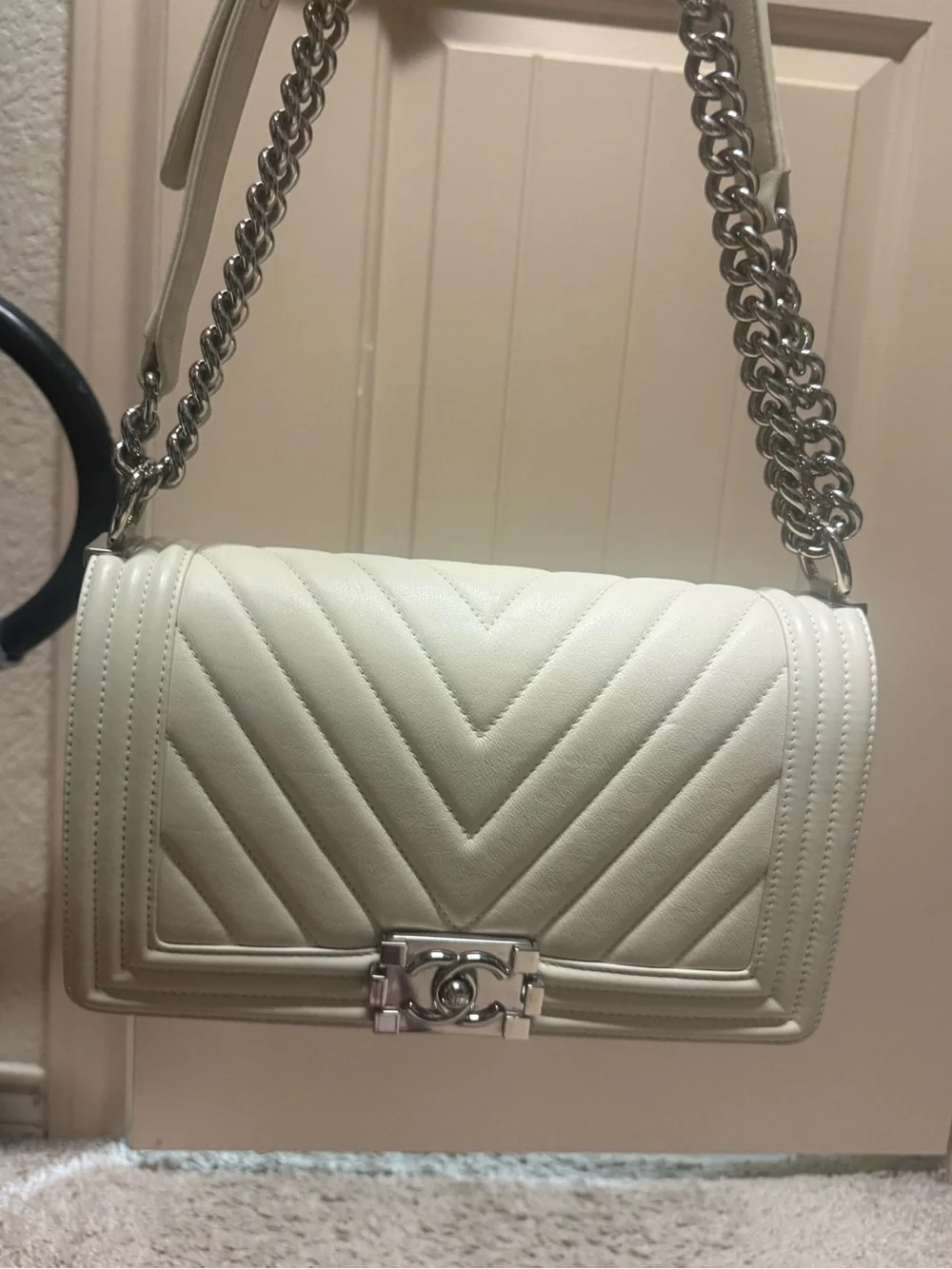 CHANEL White Chevron Quilted Shoulder Bag with Silver Chain